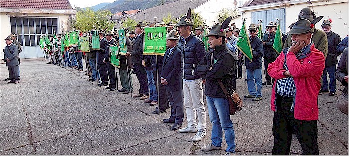 Gagliardetti schierati nella Caserma Schenoni di Bressanone